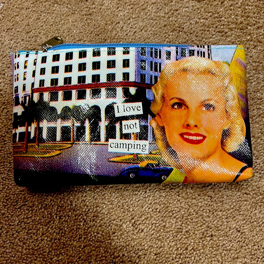 Women’s travel pouch